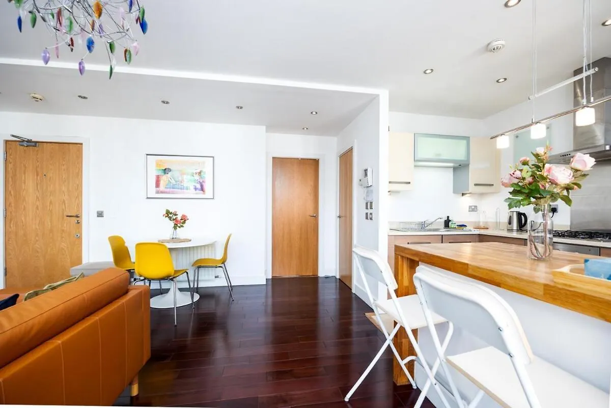 2Br Dublin Apt Balcony, Plants & Electric Piano Irland