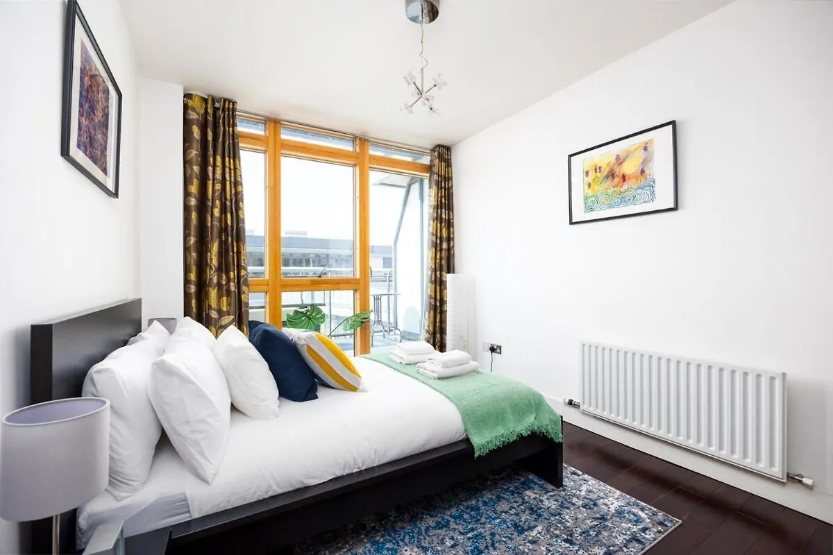 2Br Dublin Apt Balcony, Plants & Electric Piano Lejlighed