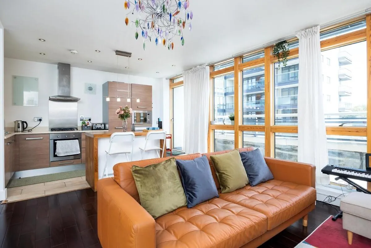 2Br Dublin Apt Balcony, Plants & Electric Piano 0*,  Irland