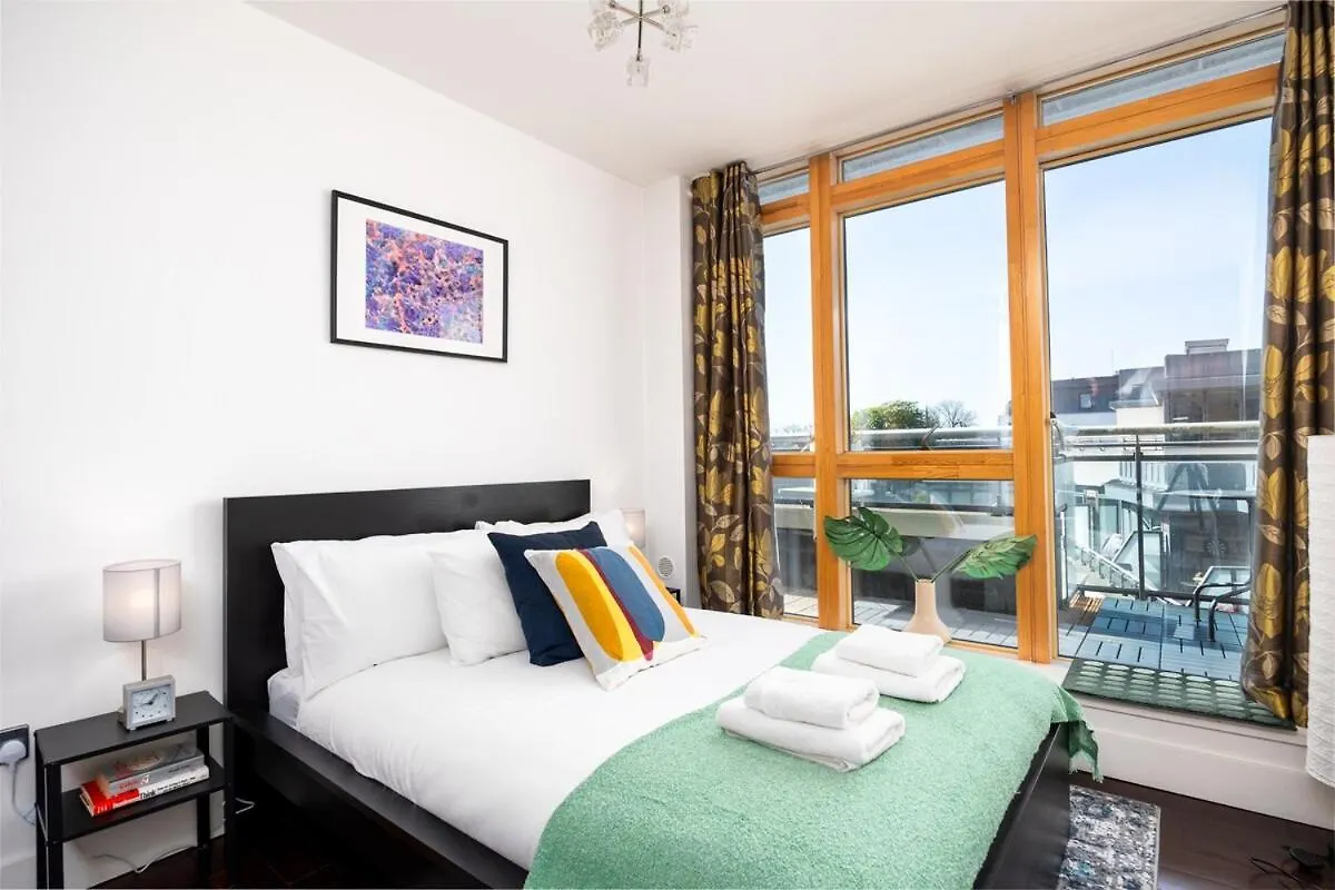 2Br Dublin Apt Balcony, Plants & Electric Piano 0*,